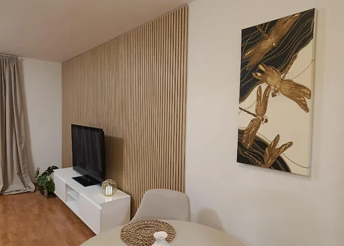 아파트 Central Apartment